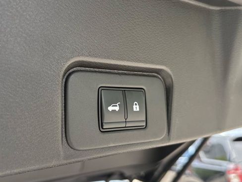 Used 2025 Nissan Rogue SV FWD image 10