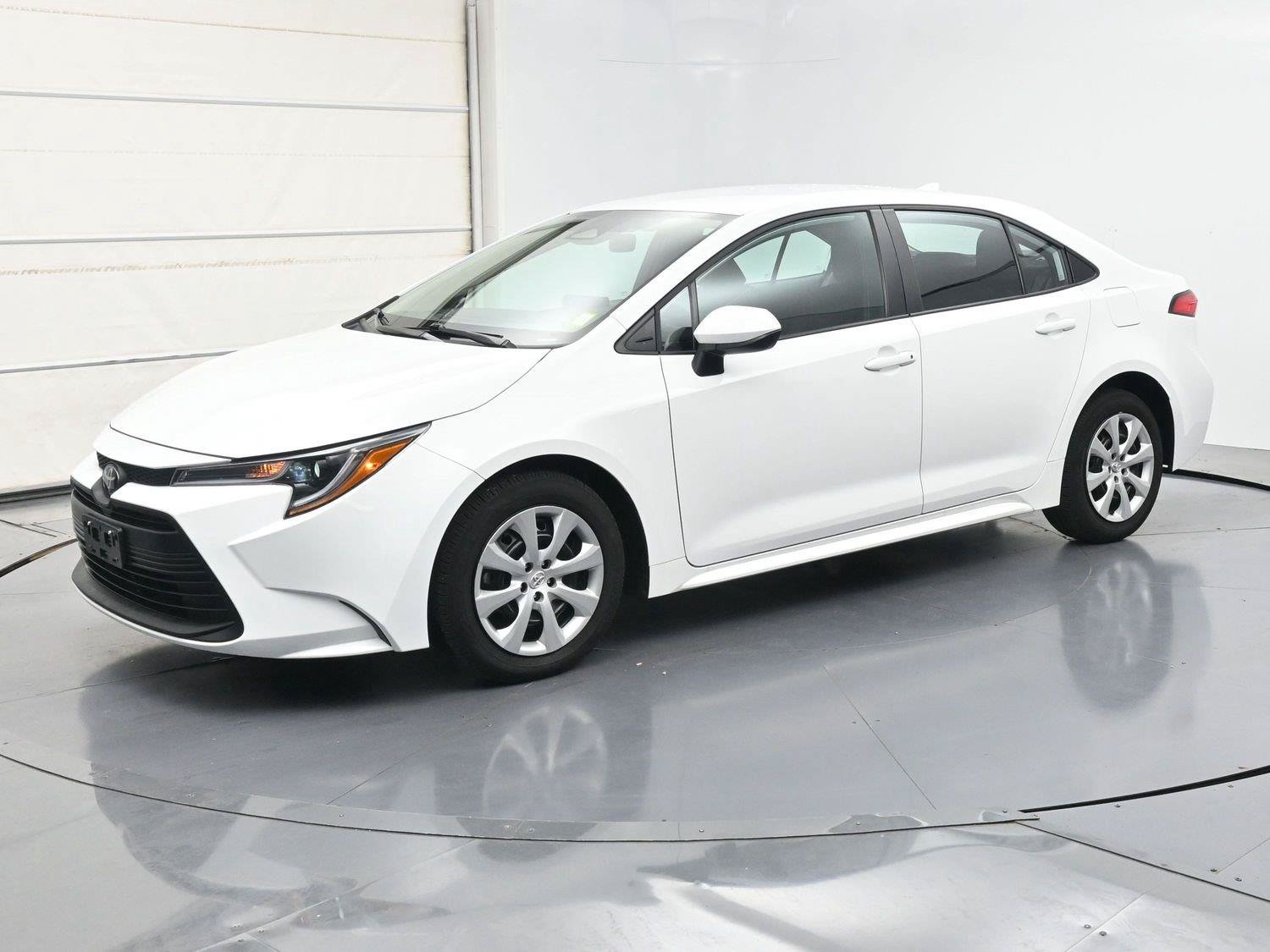 Used 2025 Toyota Corolla LE FWD image 1