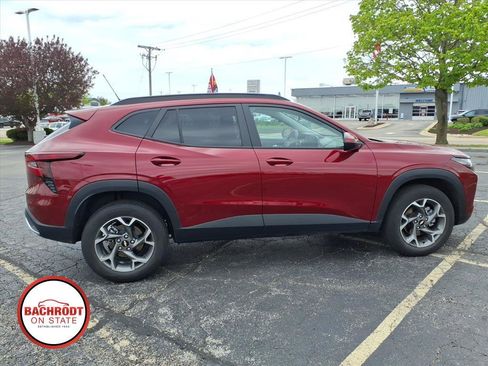 Used 2025 Chevrolet Trax LT FWD image 8