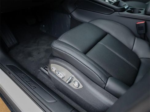 Certified 2025 Porsche Macan AWD/4WD image 14