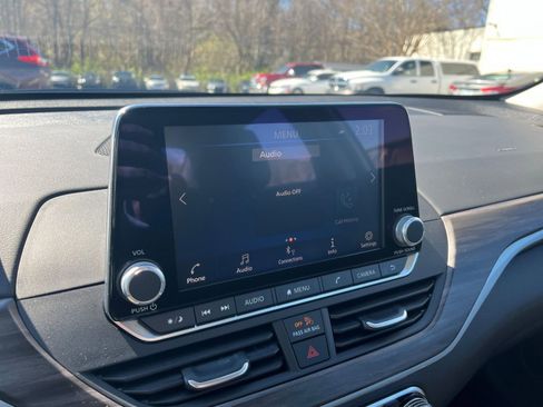 Used 2025 Nissan Altima 2.5 SV image 17