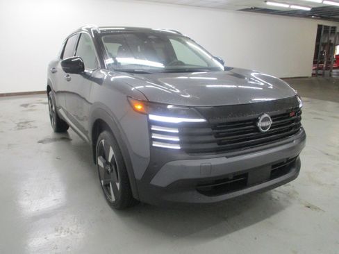 New 2025 Nissan Kicks SR image 3