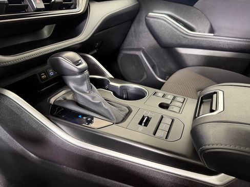 Certified 2024 Toyota Highlander LE image 17