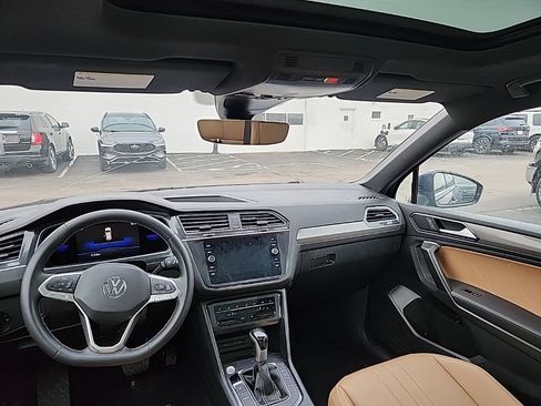 Used 2022 Volkswagen Tiguan SE image 11