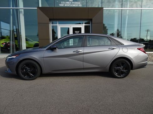 Used 2023 Hyundai Elantra SEL FWD image 2