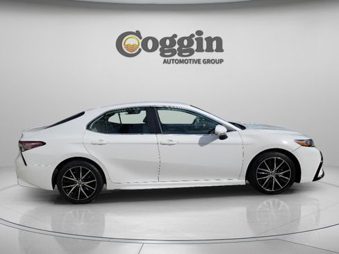 Used 2023 Toyota Camry SE FWD image 4