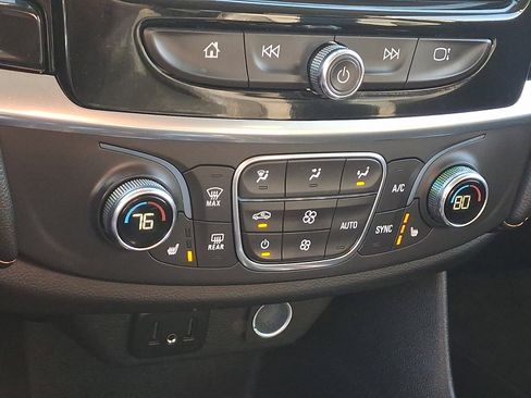 Used 2021 Chevrolet Traverse LT image 16