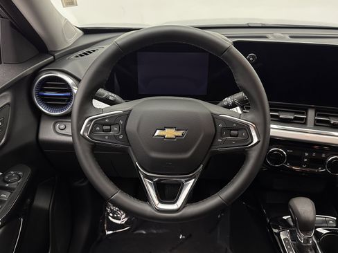 Used 2025 Chevrolet Trax LT w/ LT Convenience Package FWD image 22