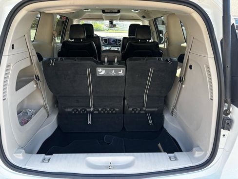 Used 2018 Chrysler Pacifica Touring-L FWD image 29