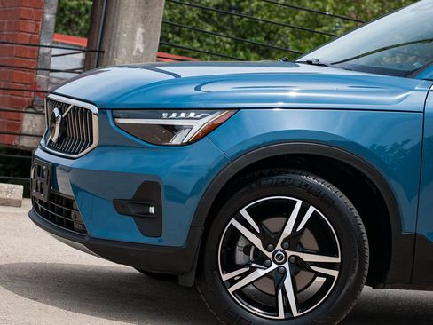 Certified 2023 Volvo XC40 B5 Plus AWD/4WD image 2