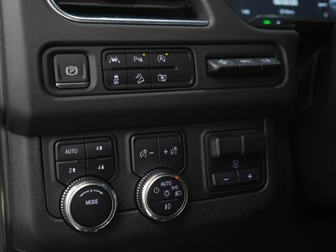 Used 2023 GMC Yukon AT4 w/ Technology Package AWD/4WD image 29