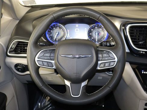 Used 2024 Chrysler Pacifica Touring-L FWD image 7