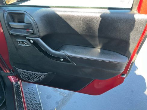 Used 2012 Jeep Wrangler Unlimited Sahara image 23