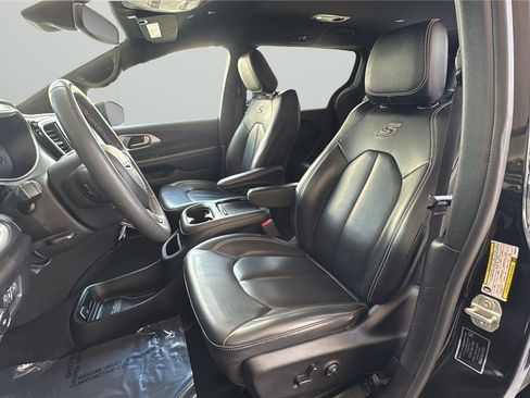 Used 2023 Chrysler Pacifica Touring-L w/ S Appearance Package AWD/4WD image 10