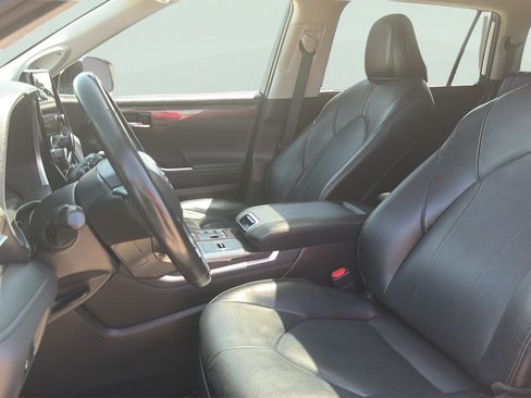 Used 2023 Toyota Highlander Limited AWD/4WD image 4
