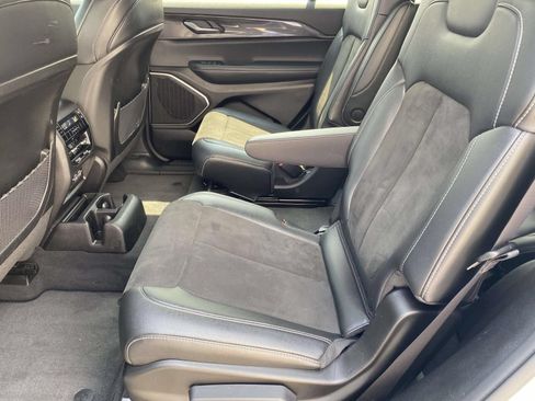 Used 2022 Jeep Grand Cherokee L Laredo RWD image 11