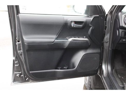 Used 2017 Toyota Tacoma TRD Off-Road w/ Premium & Technology Package image 7