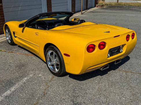 Used 2004 Chevrolet Corvette Convertible w/ Preferred Equipment Group RWD image 24