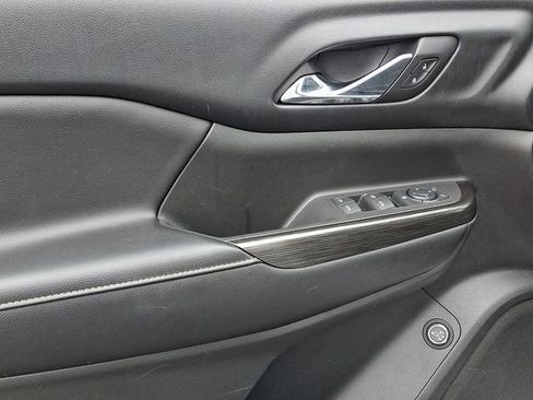 Used 2018 GMC Acadia SLT image 16