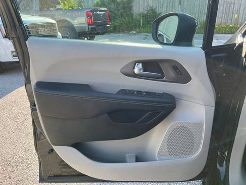 Used 2023 Chrysler Pacifica Touring-L FWD image 14