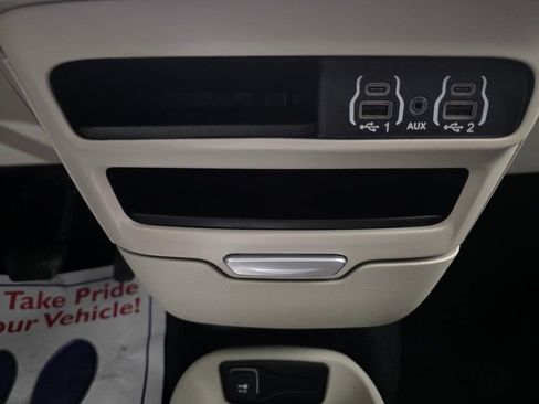 Used 2024 Chrysler Pacifica Touring-L image 37