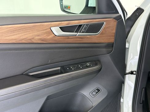 Used 2025 Volkswagen Atlas SE FWD image 25