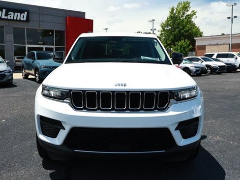 Used 2024 Jeep Grand Cherokee Laredo RWD image 2