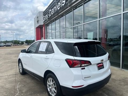 Used 2022 Chevrolet Equinox LS w/ LS Convenience Package AWD/4WD image 2