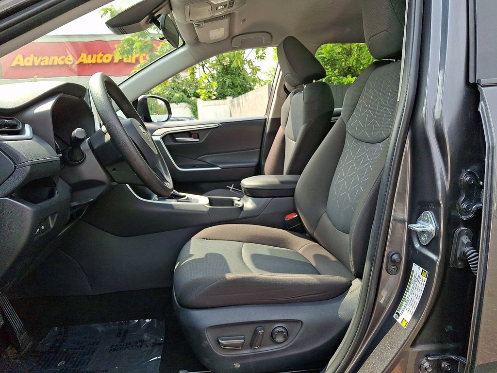 Certified 2025 Toyota RAV4 XLE AWD/4WD image 14