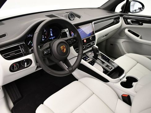 Certified 2026 Porsche Macan Turbo AWD/4WD image 4