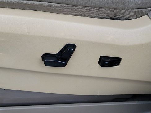 Used 2014 Chrysler Town & Country Touring FWD image 18