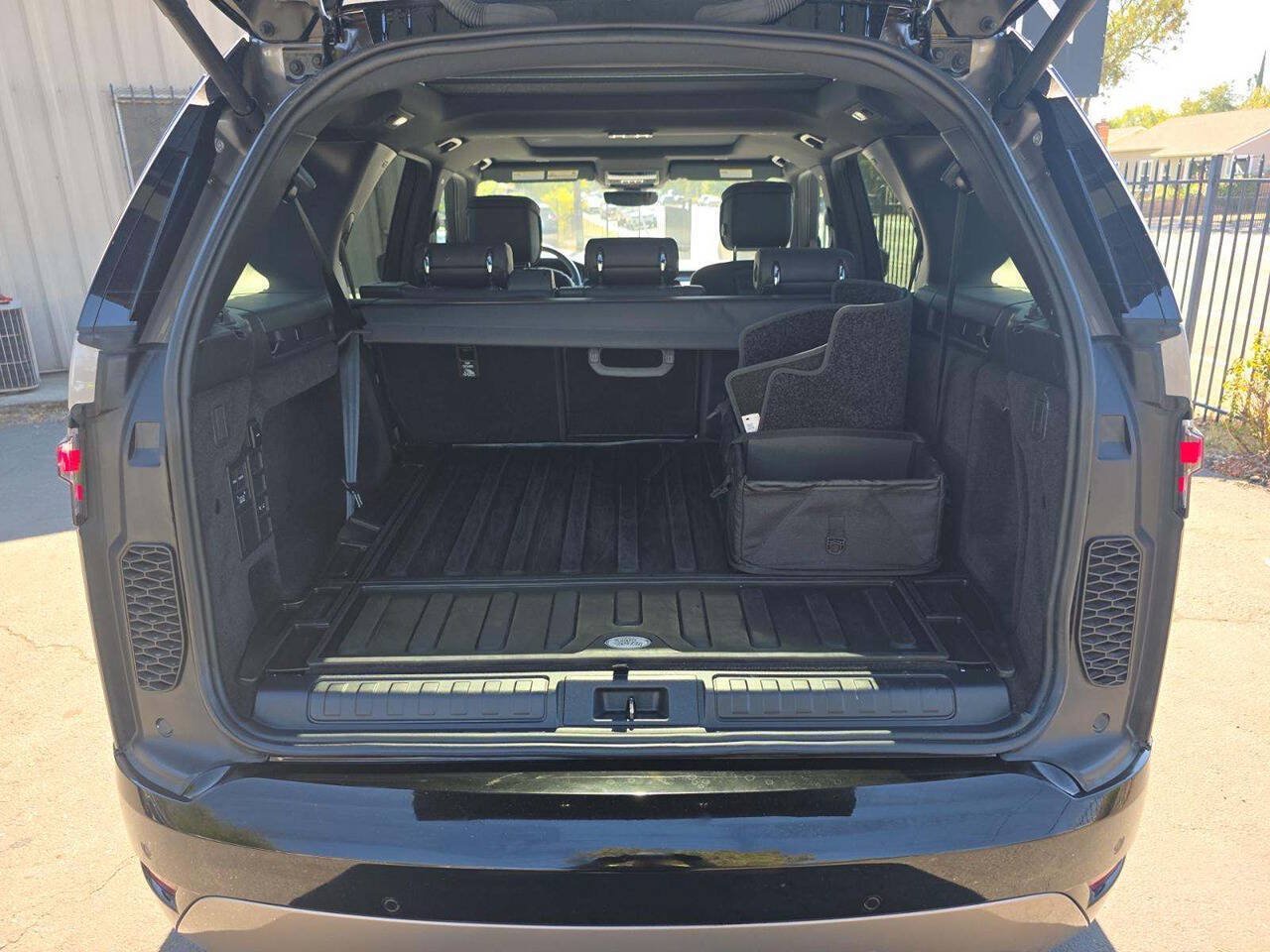 Used 2024 Land Rover Discovery Dynamic SE AWD/4WD image 23