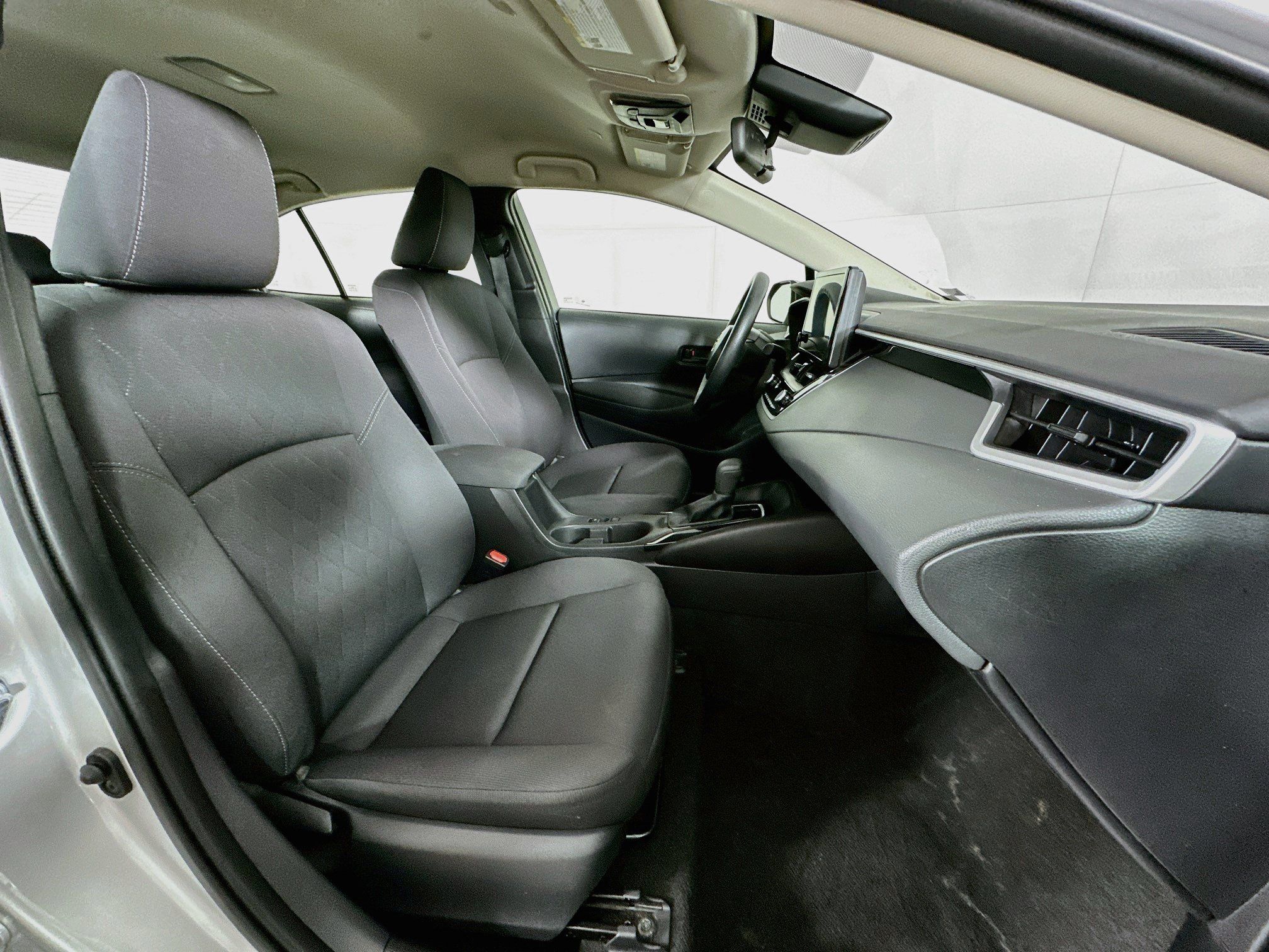 Used 2025 Toyota Corolla LE FWD image 28