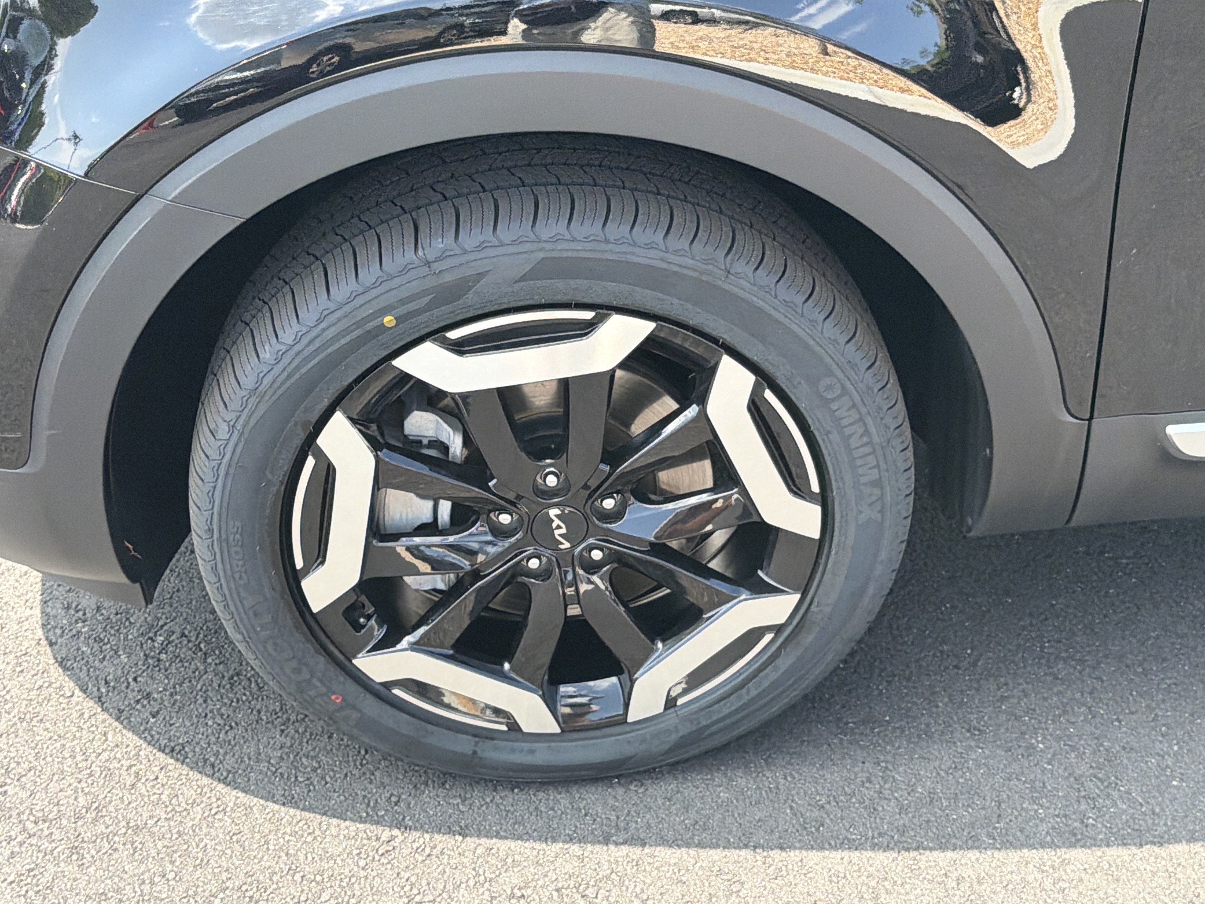Used 2025 Kia Telluride EX w/ EX Captain's Chair Package FWD image 11