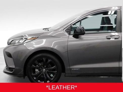 Used 2021 Toyota Sienna XSE w/ XSE Plus Package image 5