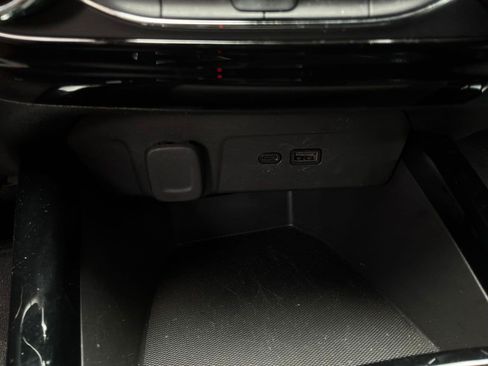 Used 2025 Chevrolet Trax LT FWD image 23