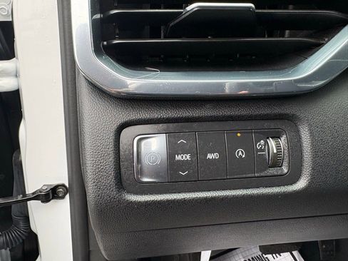 Used 2025 GMC Acadia Elevation image 25