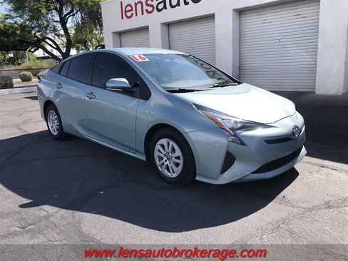Used 2016 Toyota Prius Two FWD image 2