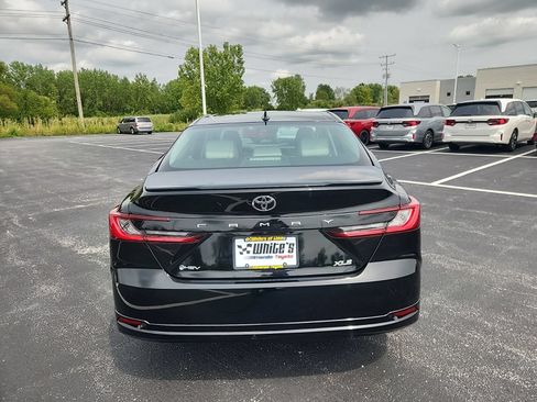 Used 2025 Toyota Camry XLE FWD image 5