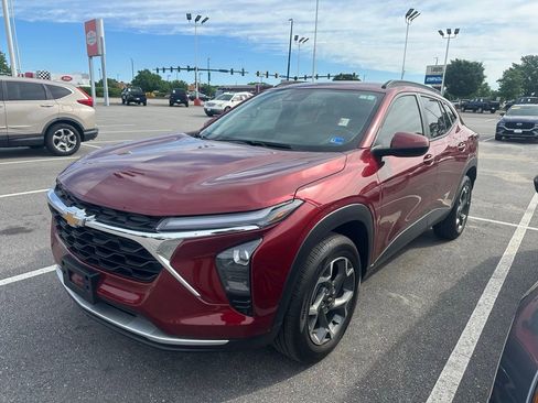 Used 2025 Chevrolet Trax LT FWD image 2