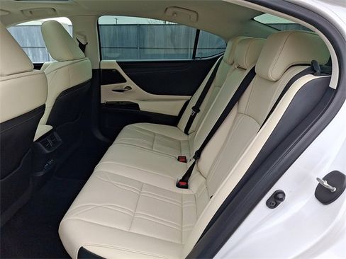 Used 2022 Lexus ES 300h w/ Accessory Package image 10
