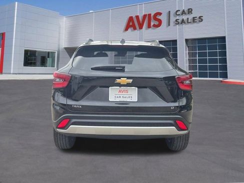 Used 2025 Chevrolet Trax LT w/ LT Convenience Package FWD image 9