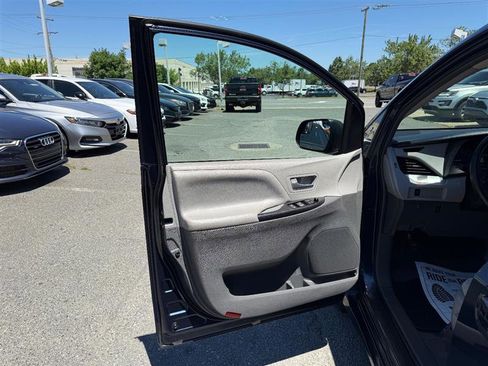 Used 2019 Toyota Sienna LE AWD/4WD image 16