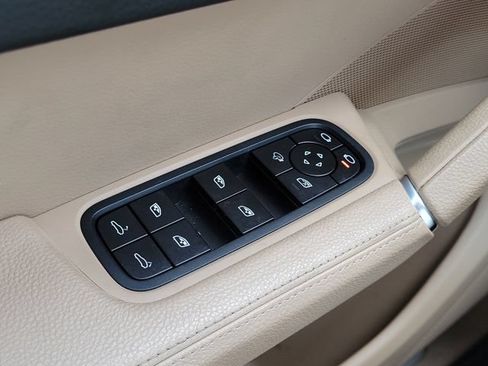 Used 2022 Porsche Cayenne Platinum Edition AWD/4WD image 26