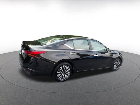 Used 2025 Nissan Altima 2.5 SV FWD image 13