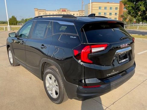 Used 2023 GMC Terrain SLE w/ Driver Convenience Package FWD image 4