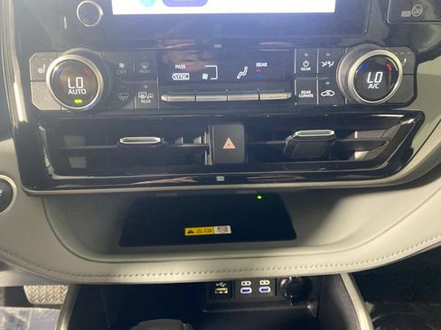 Used 2024 Toyota Highlander XLE AWD/4WD image 21