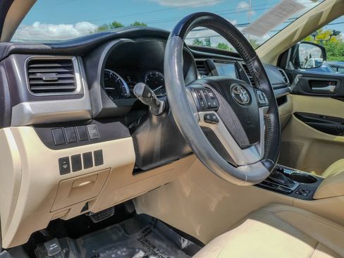 Used 2016 Toyota Highlander XLE AWD/4WD image 24