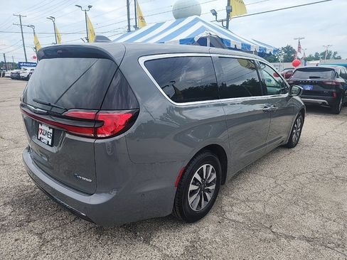 Used 2022 Chrysler Pacifica Touring-L w/ Uconnect Theater Family Group FWD image 11