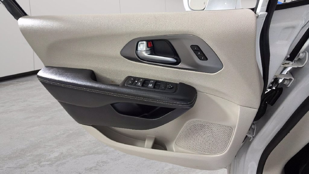 Used 2022 Chrysler Pacifica Touring-L FWD image 25